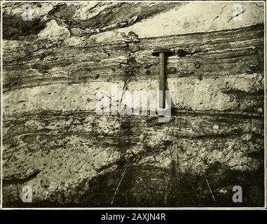 Reiseführerbücher in Kanada1-10 . ereby der Kalkstein wird in Amphibolit umgewandelt, kurz wie folgt:- Die sedimentären, vor allem aus Kalksteinen bestehenden, mit Amphiboliten übereinanderliegenden, ersteren, die etwa die Hälfte des Volumens des Gesimses bilden, werden von den zu Stückchen zerrissenen und als Bruchstücke durch das eindringende Gestein verstreuten Granit-Batholiths überfallen.Diese Bruchstücke bestehen alle aus Amphibolit, und keiner aus Kalksteinen ist zu finden. Die Persistencedes dieses Phänomens im gesamten Gebiet lässt auf eine Analteration von Kalksteinen zu Amphiboliten schließen. 30 An bestimmten Orten, Stockfoto