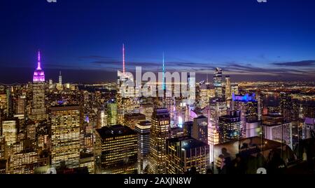 New YORK CITY, New York - FEBRUAR, 03: Fantastischer Panoramablick auf die Skyline von New York und Wolkenkratzer bei Sonnenuntergang am 03. Februar 2020 in New York City. Stockfoto