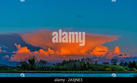 Am frühen Frühlings-Abendhimmel versammelt sich eine Amboss-überkrönte Wolkenformation. Conlig Reservoir in der Nähe von Bangor, County Down, Nordirland. Stockfoto