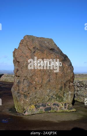 Schottischer Grenzstein zu Schottland in großen Buchstaben in Carter Bar an der englischen schottischen Grenze in Lay-by-A68-Hauptstraße. Stockfoto