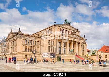 22. September 2018: Berlin, Deutschland - Konzerthaus am Gendarmenmarkt, mit Touristen Sightseeing- und Reiträdern auf dem Platz, an einem schönen Herbst Stockfoto