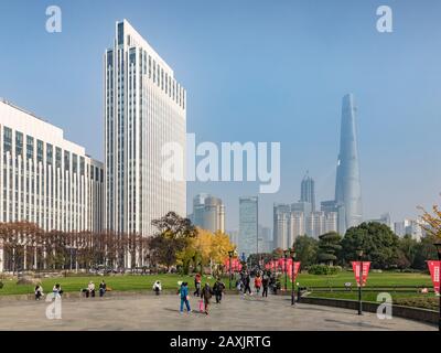 29. November 2018 - Shanghai, China - Skyline von Shanghai aus dem Gucheng Park, mit Blick auf den Pudong Stadtteil. Stockfoto