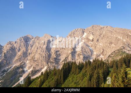 Blick nach hoher Göll (2.522 m) von der Panoramastraße Rossfels, bei Berchtesgaden, Berchtesgadener Land, Oberbayern, Bayern, Süddeutschland, Germ Stockfoto