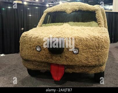 Philadelphia, Pennsylvania, USA - 9. Februar 2020 - Der Sheepdog von 1989, der aus einem Ford Econoline Lieferwagen im Film Dumb Und Dumber gebaut wurde Stockfoto