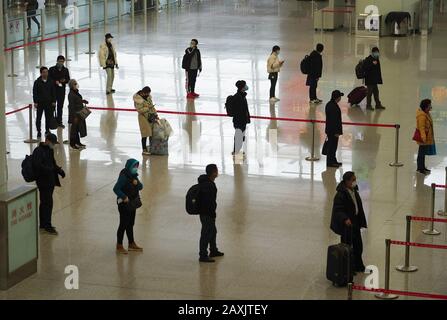 (200212) -- XI'AN, 12. Februar 2020 (Xinhua) -- Passagiere legen sich in einer gewissen Entfernung vor der Sicherheitskontrolle am Terminal 3 des internationalen Flughafens Xianyang in Xi'an, nordwestchinesische Provinz Shaanxi, 12. Februar 2020, an. Die Menschen werden ermutigt, sich in den letzten Tagen mit einer Entfernung von mindestens einem Meter aneinander zu messen, um die Epidemie zu verhindern und zu kontrollieren. (Xinhua/Shao Rui) Stockfoto