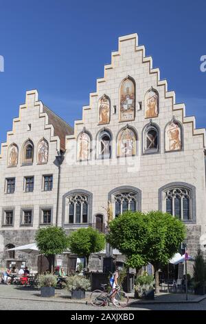 Rathaus mit Doppelgiebeln, Restaurant "Die Schranne" in Wasserburg am Inn, Oberbayern, Bayern, Süddeutschland, Deutschland, Europa Stockfoto