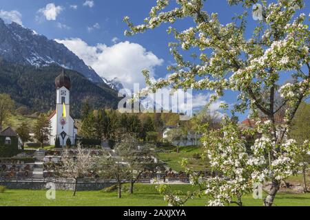 St.-John-Kirche in Grainau vor Zugspitze, Oberbayern, Bayern, Süddeutschland, Deutschland, Europa Stockfoto
