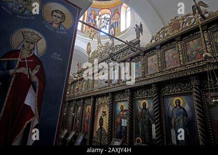 Die Ikonostase mit Ikonen und religiösen Bildern der mittelalterlichen Höhlenkirche im Inneren des griechischen orthodoxen Heiligen Klosters vom Berg Sarantarion oder Der Versuchung, die an den hängen des Berges der Versuchung entlang einer Klippe mit Blick auf die Stadt Jericho in den palästinensischen Gebieten in der Nähe des Jordan errichtet wurde Fluss im Westjordanland, Israel Stockfoto