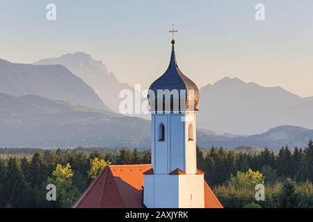 St.-Johannisrain-Kirche bei Penzberg, Zugspitze und Kramer im Hintergrund, Oberbayern, Bayern, Süddeutschland, Deutschland, Europa Stockfoto