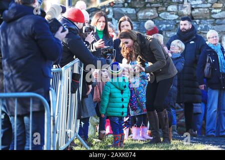 Die Duchess of Cambridge spricht mit den Mitgliedern der Öffentlichkeit, als sie auf Der Ark Open Farm in Newtownards in der Nähe von Belfast ankommt, um sich mit Eltern und Großeltern zu treffen, um ihre Erfahrungen mit der Erziehung junger Kinder für ihre Frühkindliche Umfrage zu besprechen. Stockfoto