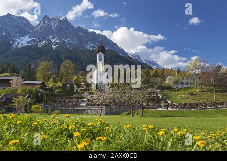 St.-John-Kirche in Grainau vor der Zugspitze, Oberbayern, Bayern, Süddeutschland, Deutschland, Europa Stockfoto
