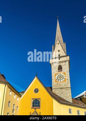 Brunico (BZ), 12. Februar 2019: Sonnenlicht erleuchtet die Ursulinenkirche Stockfoto