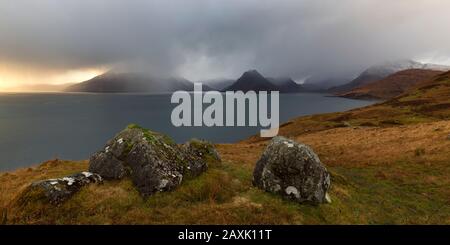 Winterschauer über die Berge Loch Scavaig und Cuillin, Insel Skye Stockfoto