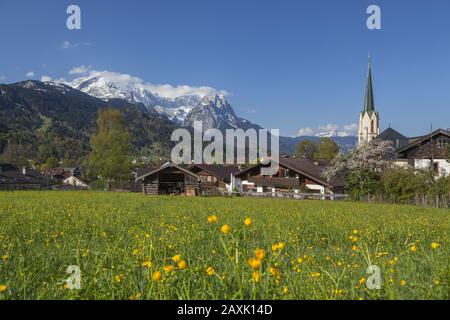 Blick auf Wettersteingebirge mit Kirche Maria Himmelfahrt, Garmisch-Partenkirchen, Oberbayern, Bayern, Deutschland Stockfoto