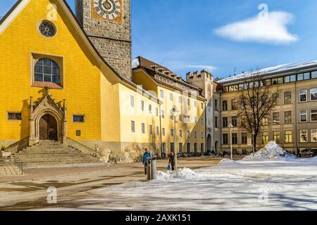 Brunico (BZ), 12. Februar 2019: Sonnenlicht erleuchtet die Ursulinenkirche Stockfoto