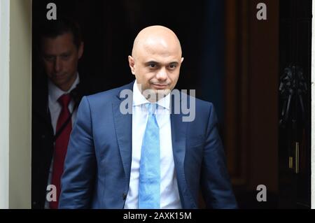 11 Downing Street, London, Großbritannien. Februar 2020. Sajid Javid, Schatzkanzler, verlässt 11 Downing Street Minuten bevor die PM No10 verlässt, um an wöchentlichen Premierministerfragen im Parlament teilzunehmen. Am 13. Februar (Tag nach der Foto-Aufnahme) tritt Sajid Javid während einer Kabinettsumbildung als Kanzler zurück. Kredit: Malcolm Park/Alamy Live News. Stockfoto