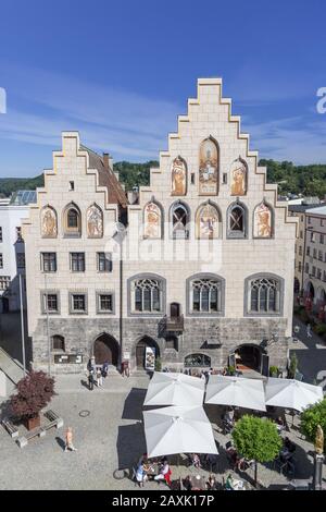 Rathaus mit Doppelgiebeln und Restaurant "Die Schranne" in Wasserburg am Inn, Oberbayern, Bayern, Süddeutschland, Deutschland, Europa Stockfoto