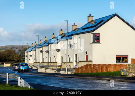 Ardara, County Donegal, Irland. Sozialwohnungen im ländlichen, küstennahen Dorf. Stockfoto