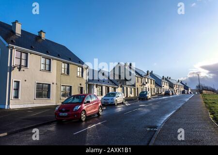 Ardara, County Donegal, Irland. Sozialwohnungen im ländlichen, küstennahen Dorf. Stockfoto