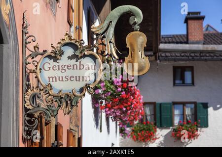 Geigenmuseum im historischen Zentrum von Mittenwald, Oberbayern, Bayern, Süddeutschland, Deutschland, Europa Stockfoto