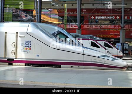 Ave-Züge im Bahnhof Maria Zambrano, Málaga, Spanien. Stockfoto