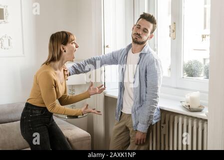 Zu Hause kämpfen die Paare. Konzept der Paarprobleme Stockfoto