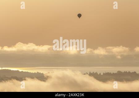 Heißluftballon über dem Chiemsee, Blick von der Ratzinger Höhe, Chiemgau, Oberbayern, Bayern, Süddeutschland, Deutschland, Europa Stockfoto