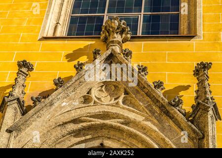 Brunico (BZ), 12. Februar 2019: Sonnenlicht erleuchtet die Ursulinenkirche Stockfoto