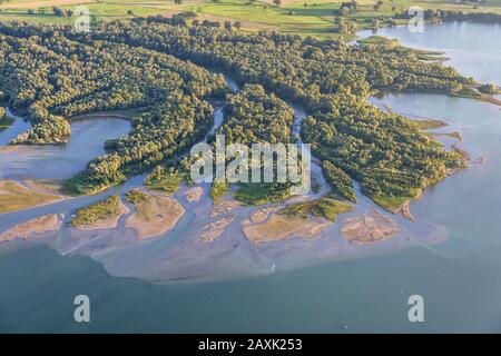 Flug über den Chiemsee, Blick auf das Delta der Tyroler Ache, Chiemgau, Oberbayern, Bayern, Süddeutschland, Deutschland, Europa Stockfoto