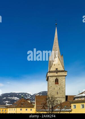 Brunico (BZ), 12. Februar 2019: Sonnenlicht erleuchtet die Ursulinenkirche Stockfoto