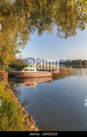 Boot auf dem Chiemsee vor den Chiemgauer Alpen mit Kampenwand, Fraueninsel, Frauenchiemsee, Chiemsee, Chiemgau, Oberbayern, Bayern, Sout Stockfoto