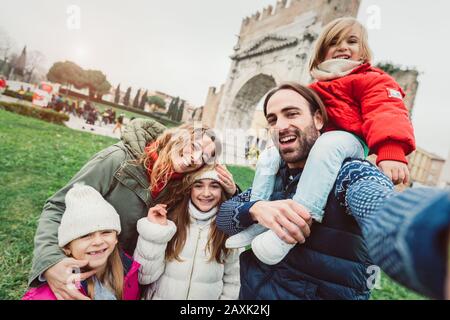 Familie nehmen selfie Stockfoto