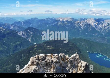 Blick auf den Eibsee vom Gipfel der Zugspitze Stockfoto
