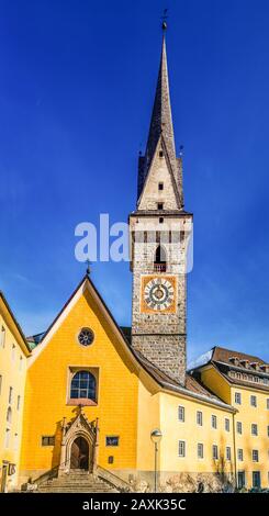 Brunico (BZ), 12. Februar 2019: Sonnenlicht erleuchtet die Ursulinenkirche Stockfoto