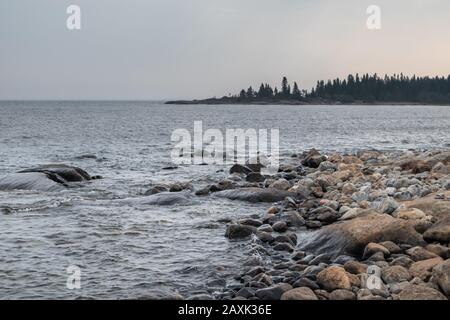 Schweden felsige Meerseite. Nördliche epische mystische trübe graue Landschaft. Reisen sie nach skandinavien Stockfoto