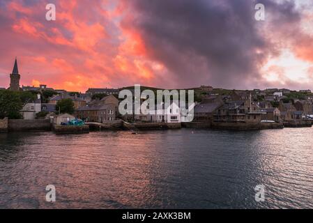 Dramatischer Sommeruntergang über einer schönen Küstenstadt in Schottland Stockfoto