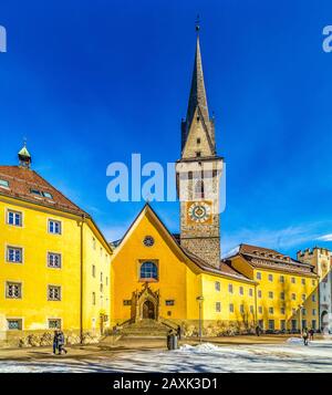 Brunico (BZ), 12. Februar 2019: Sonnenlicht erleuchtet die Ursulinenkirche Stockfoto