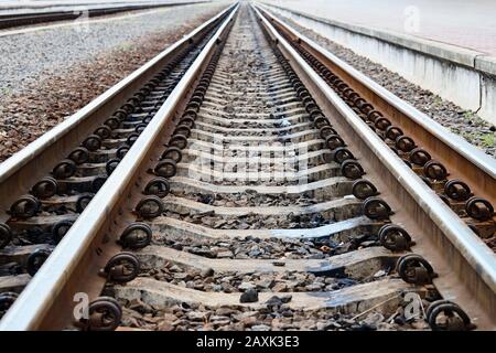 Zweispurige oder gemischte Spurweiten ermöglichen beispielsweise die Durchfahrt von Zügen zweier verschiedener Spurweiten Schmalspur-Normalspurbahn und Breitspurbahn Stockfoto