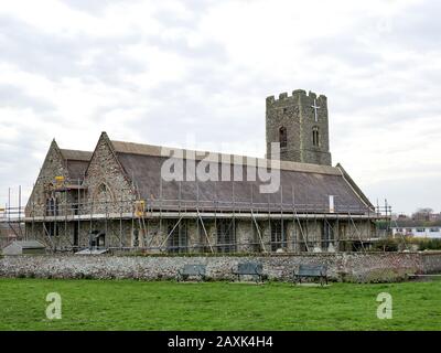 Blick auf Die Allerheiligen- und die St Margaret's Church in Pakefield, Lowestoft mit neuem Dachfirst und Gerüst. Stockfoto