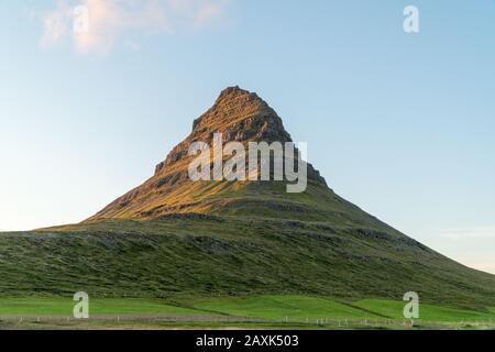 Lange Exposition während der Sonnenuntergang über dem Kirkjufellsfoss Wasserfall mit Kirkjufell Berg im Hintergrund in Island. Stockfoto