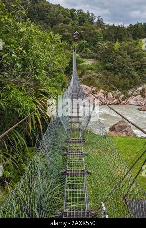Buller Gorge Swing Bridge, Buller River, in der Nähe von Murchison, Tasman District, South Island, Neuseeland Stockfoto