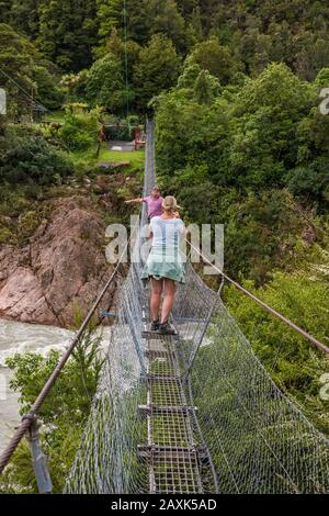 Buller Gorge Swing Bridge, Fußgängerhängebrücke über den Buller River, in der Nähe von Murchison, Tasman District, South Island, Neuseeland Stockfoto