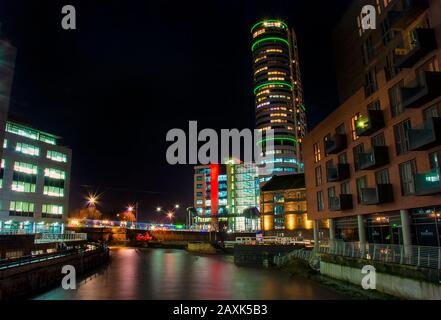 Nachtlichter von Granary Wharf in Leeds, Großbritannien Stockfoto