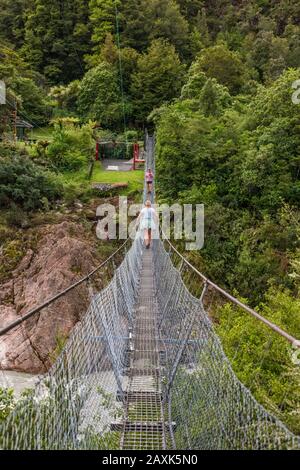 Buller Gorge Swing Bridge, Fußgängerhängebrücke über den Buller River, in der Nähe von Murchison, Tasman District, South Island, Neuseeland Stockfoto