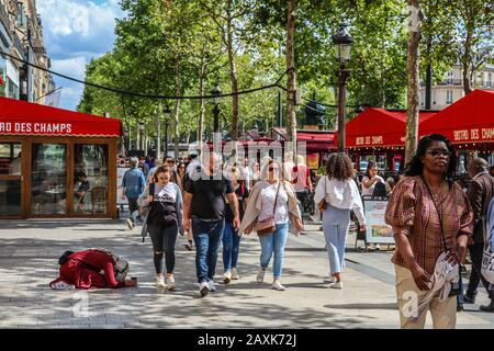 Frau fleht auf Champs-Élysées Paris France Europe Stockfoto