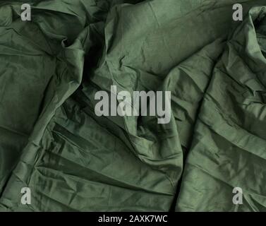 Stoff aus grünem Satin, Stoff zum Nähen von Gardinen und Sachen, Vollformat Stockfoto