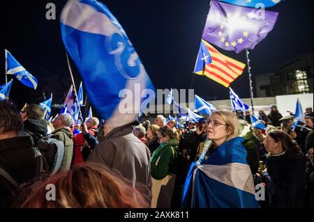 Die Menschen versammeln sich außerhalb des schottischen Parlaments in Edinburgh zur "iss EU Schon Rally", als der 31. Januar der Tag ist, an dem die Usa die Europäische Union offiziell verlassen. Kredit: Euan Cherry Stockfoto