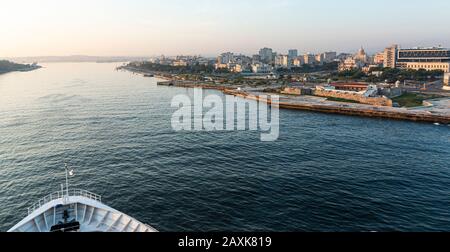 25. Juli 2018: Blick auf Havanna Kuba von einem Kreuzfahrtschiff, das den Hafen von Havanna mit der Spitze des Schiffes betritt. Stockfoto