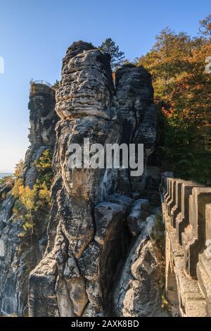 Seitenansicht der Bastei-Brücke in der Sächsischen Schweiz. Felsen und Bäume in Herbststimmung mit Terrasse mit Blick auf das Elbsandsteingebirge Stockfoto