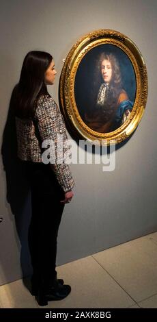 Sheffield, South Yorkshire, Großbritannien. Februar 2020. Ein Mitarbeiter sieht alte Masterzeichnungen in den Devonshire Collections, die von William Cavendish, dem 2. Herzog von Devonshire, gesammelt wurden. Die Ausstellung Lines of Beauty läuft vom 14. Februar bis 25. Mai in der Millennium Gallery, Sheffield. Credit: Ioannis Alexopoulos/Alamy Live News Stockfoto